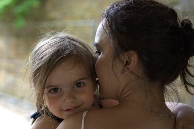 Femme serrant dans ses bras un enfant