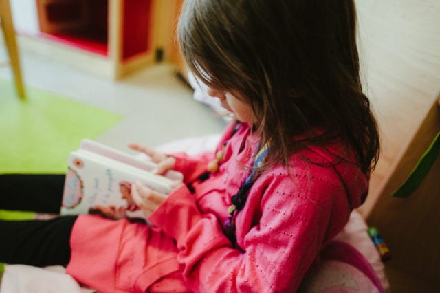 Petite fille lisant un livre